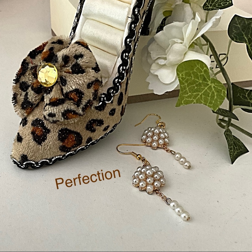 Cluster of Pearls Earrings. Gold Chain Dangling Pearl, Perfect Causal Or Dressy. - Picture 2 of 5